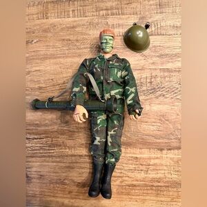 Vintage 1996 G.I. Joe action soldier by Hasbro - Camo painted face and M136 AT4